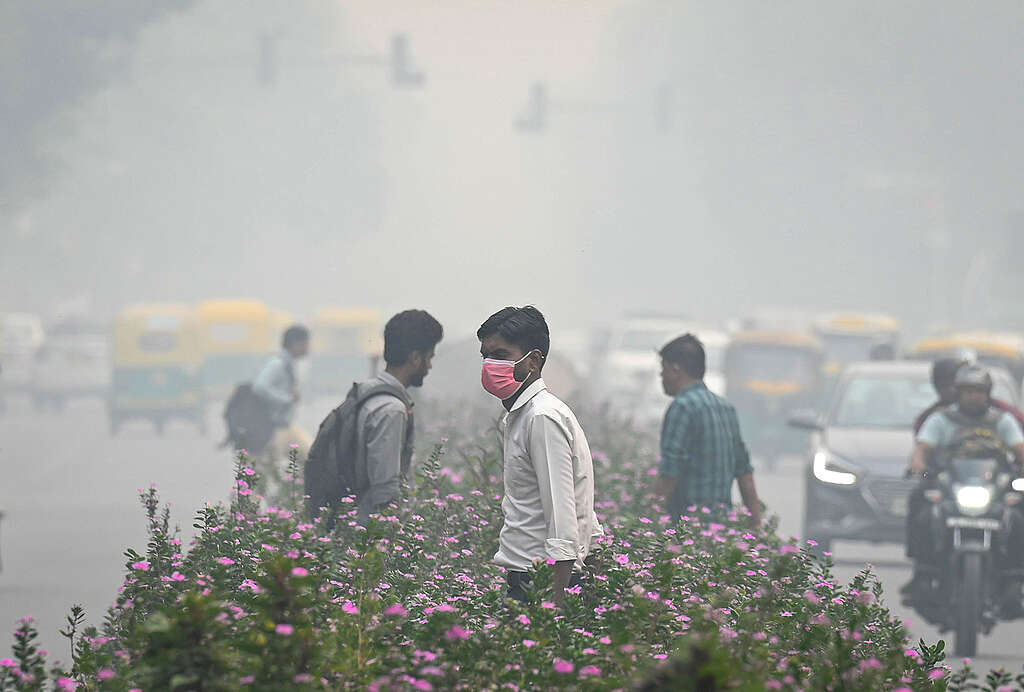 Heavy smog seen engulfed amid rise in pollution levels at Barakhamba on November 2, 2023 in New Delhi, India. The Air Quality Index (AQI) remained in the "very poor" category for the sixth consecutive day on November 2. As of Thursday at 11 am, Delhi's Anand Vihar area is the worst hit area with AQI 740. The key reason behind the hazardous situation in Delhi NCR is low wind speed and continuous stubble burning in the Punjab state for the dropping of air quality levels. © Sanchit Khanna/Hindustan Times via Getty Images