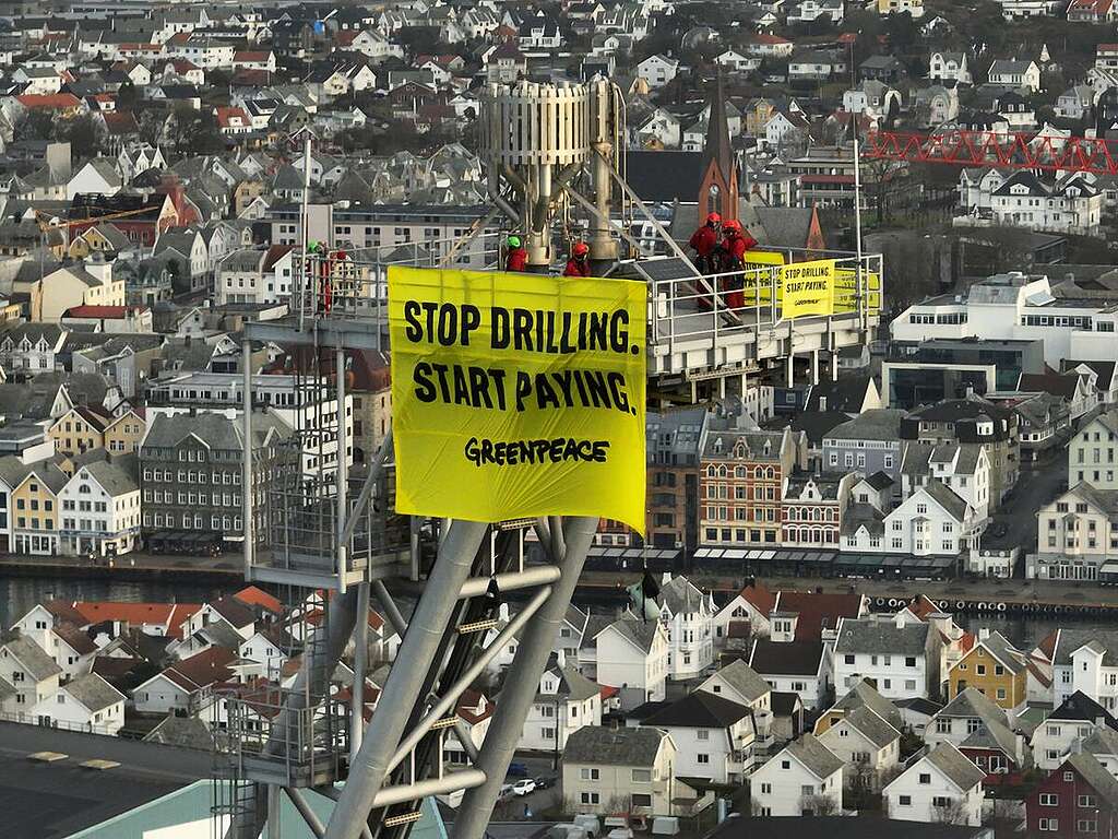 In a final stand, protestors climbed the platform’s 125m flare boom, and waved a banner saying ‘Stop drilling. Start Paying.’ Meanwhile five fellow activists led by Greenpeace Southeast Asia executive director, Yeb Saño, on board Greenpeace Nordic’s 8-meter Tanker Tracker boat sailed out to intercept the 51-000-tonne White Marlin vessel contracted by Shell as it approached the port. © Matthew Kemp / Greenpeace © Matthew Kemp / Greenpeace
