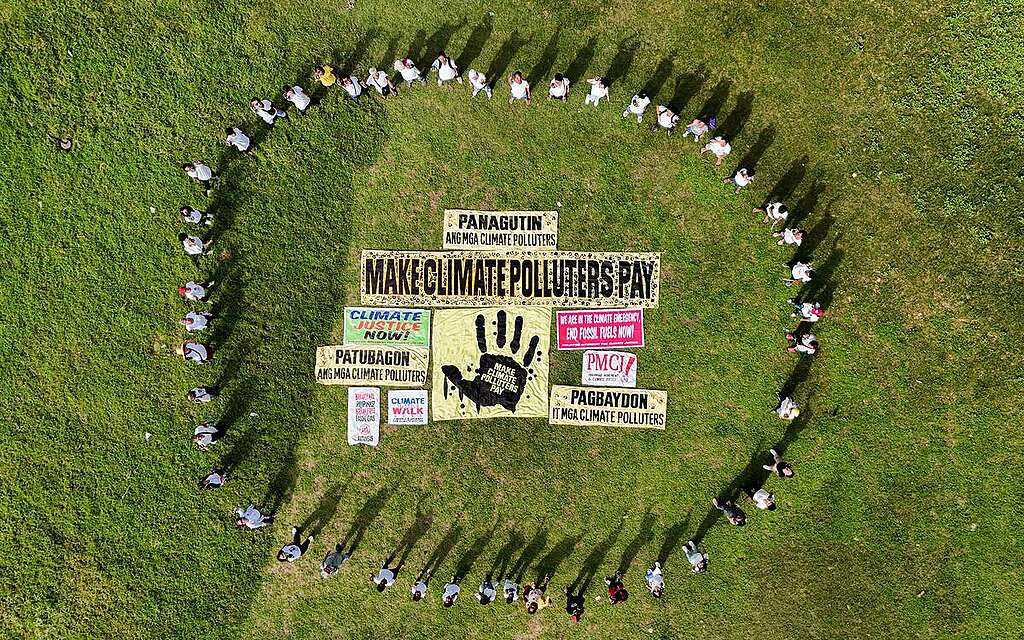 Community Protest at Shell Facility in Batangas. © Basilio Sepe / Greenpeace