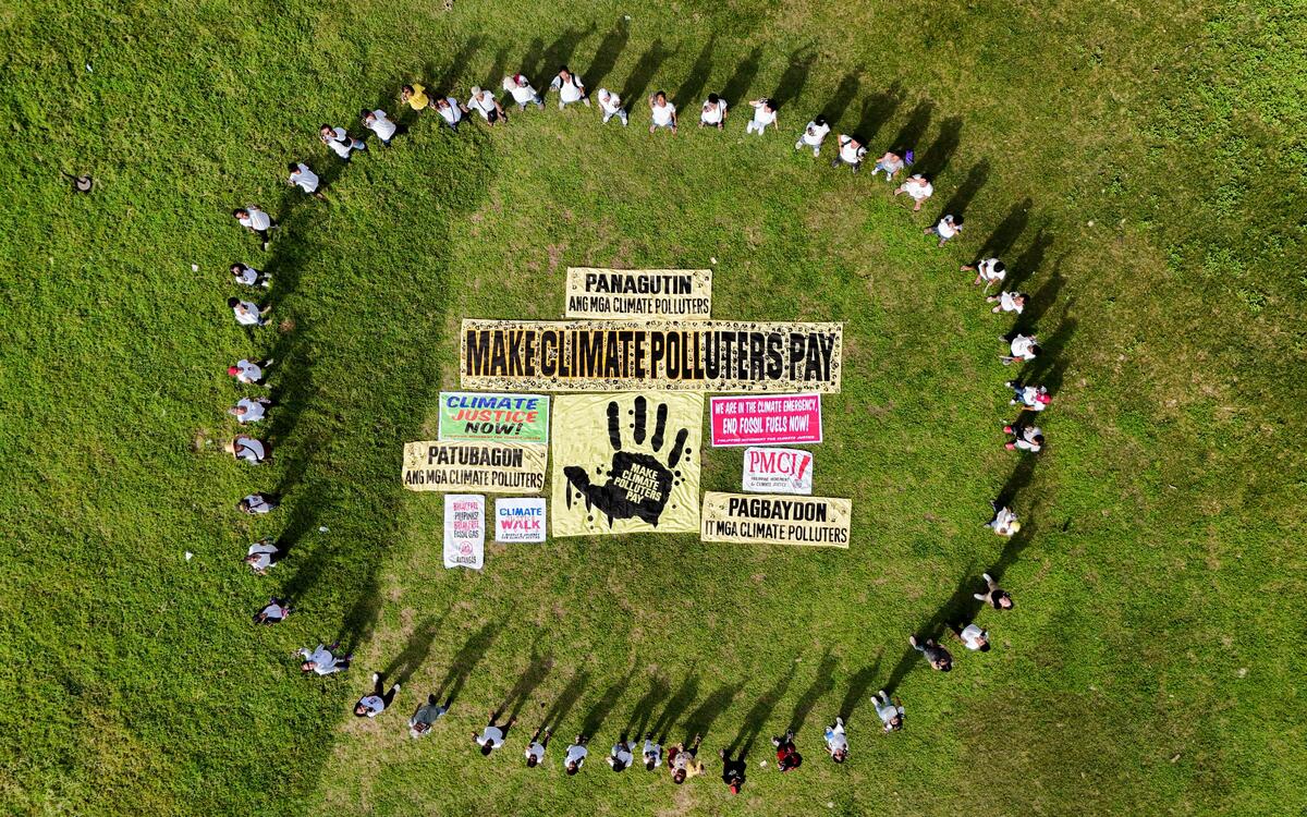 Community Protest at Shell Facility in Batangas. © Basilio Sepe / Greenpeace