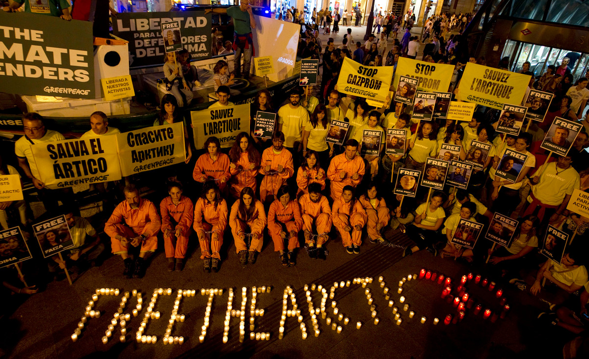 'Arctic 30' Global Day of Solidarity in Madrid. © Jose Luis Roca / Greenpeace