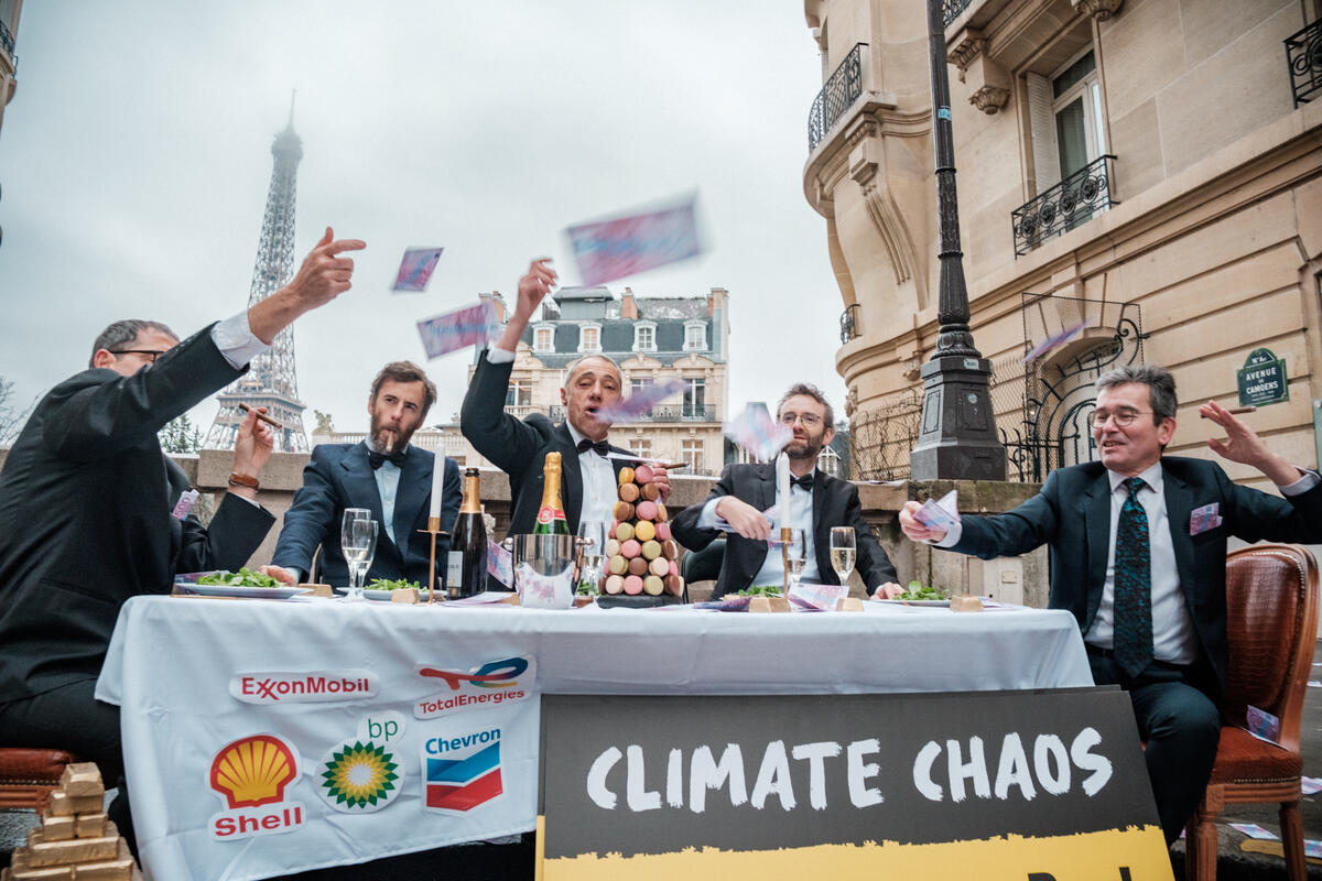 Greenpeace France and Care Stage Cynical Meal before the Start of COP 28. © Basile Mesré-Barjon / Greenpeace