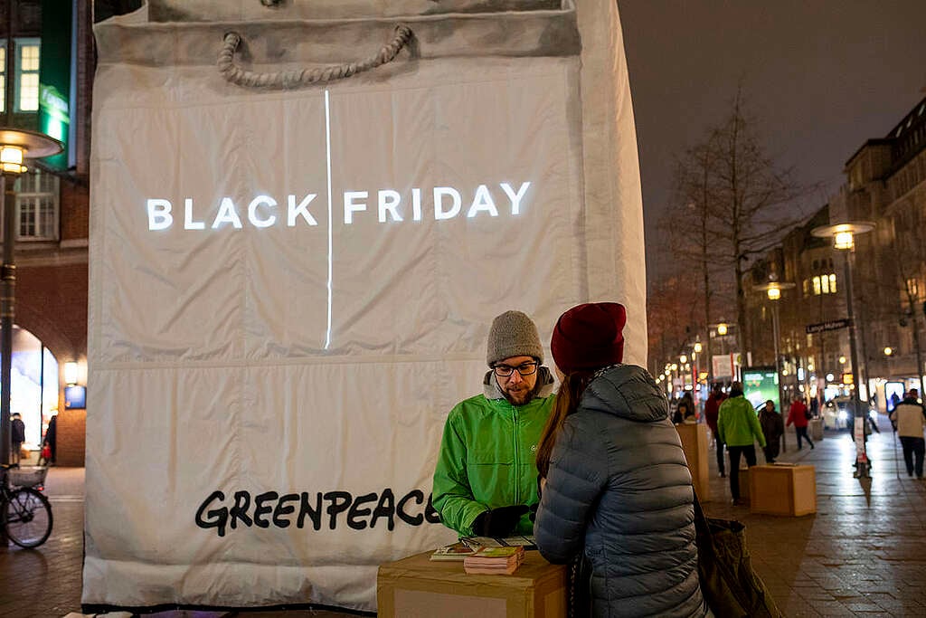 Disrupt Black Friday - Protest Projection in Hamburg. © Bente Stachowske / Greenpeace