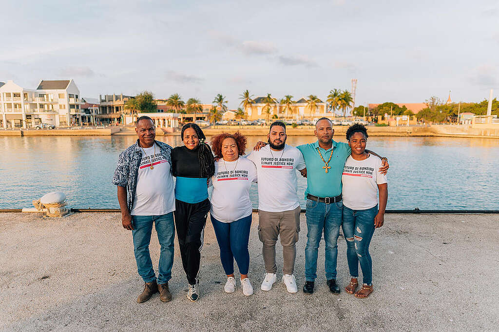 Onnie, Jackie, Helen, Judmar, Angelo, Danique, plaintiffs in Kralendijk. © Roëlton Thodé / Greenpeace