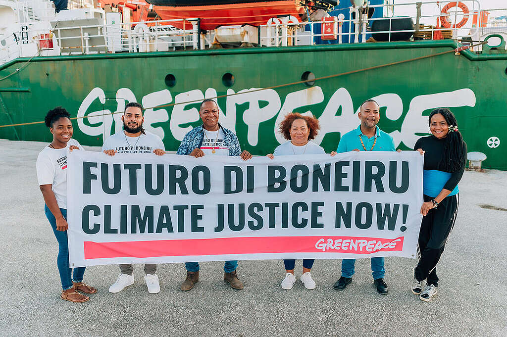 Danique, Judmar, Onnie, Helen, Angelo, Jackie, plaintiffs in Kralendijk. © Roëlton Thodé / Greenpeace