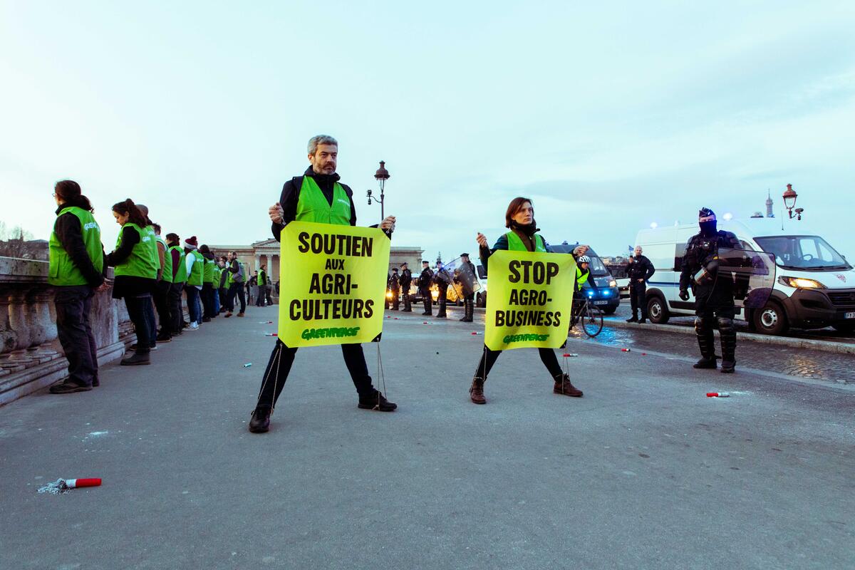 Support Action for Farmers in Paris. © Robin Jehl / Greenpeace