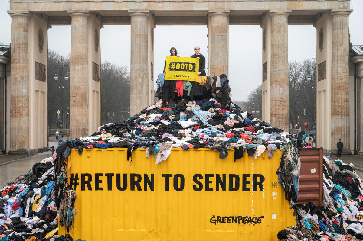 Actors Luise Befort (L) and Fabian Grischkat participate in a protest at the Brandenburg Gate in Berlin. Greenpeace's activists are protesting at the start of Berlin Fashion Week with a roughly 3.5 meter high and 12 meter wide mountain of textile waste against the Fast Fashion industry. A banner reading "FAST FASHION – KLEIDER MACHEN MÜLL" (Fast Fashion - Clothes Make Waste) warns of the impacts of the Fast Fashion industry. The textiles for the clothing mountain were attached to a support structure and come from the Kantamanto Market in Accra, the largest second-hand market in Ghana. Schauspielerin Luise Befort (l) und Schauspieler Fabian Grischkat beteiligen sich an einer Demonstration vor dem Brandenburger Tor in Berlin. Greenpeace-Aktivist:innen protestieren zum Auftakt der Berliner Fashion Week mit einem etwa 3,5 Meter hohen und 12 Meter breiten Berg aus Textilabfällen gegen die Fast Fashion-Industrie. Ein Banner mit der Aufschrift "Fast Fashion – Kleider machen Müll" warnt vor den Auswirkungen der Fast-Fashion-Industrie. Die Textilien für den Kleiderberg wurden auf einer Trägerkonstruktion befestigt und stammen vom Kantamanto-Markt in Accra, dem größten Second-Hand-Markt Ghanas.