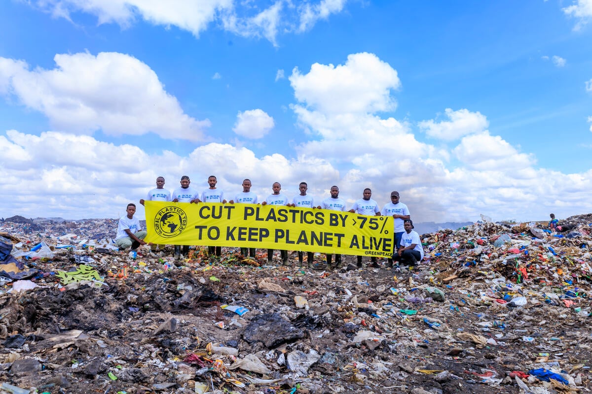 Banner at Dondora Dumpsite in Kenya. © Greenpeace / Selvin Marete