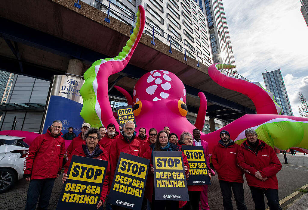 Greenpeace Confronts Deep Sea Mining Industry with Giant Octopus in London. © Chris J Ratcliffe / Greenpeace