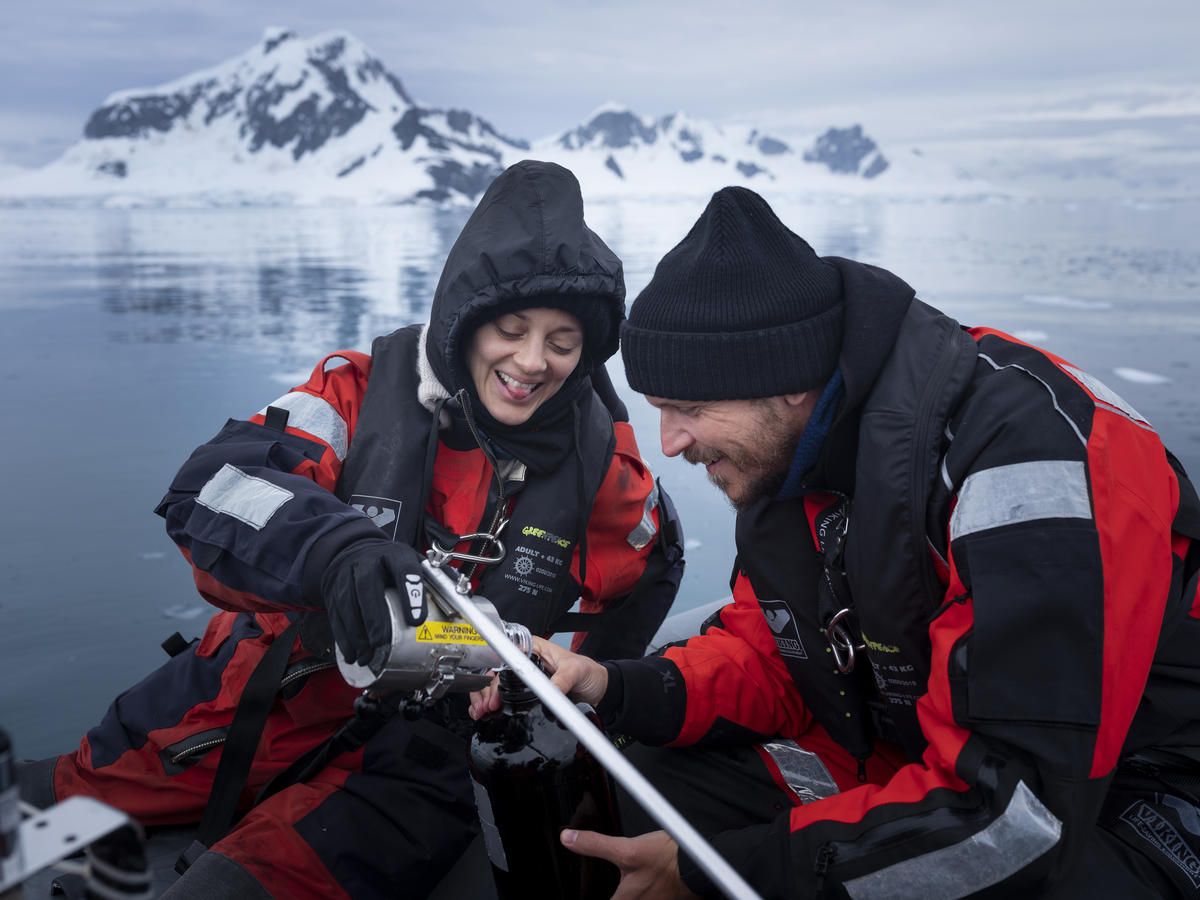 Marion Cotillard and Gustaf Skarsgård in Antarctica. © Abbie Trayler-Smith / Greenpeace