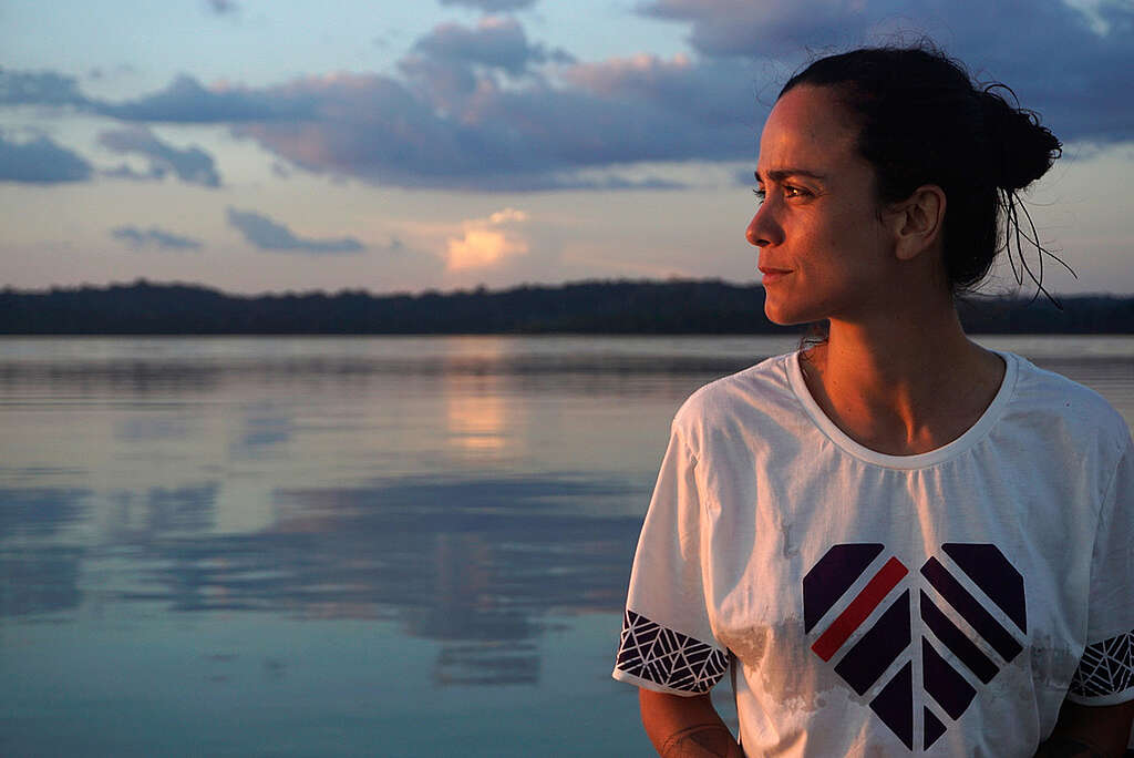Alice Braga in the Tapajós River in the Amazon. © Rogério Assis / Greenpeace