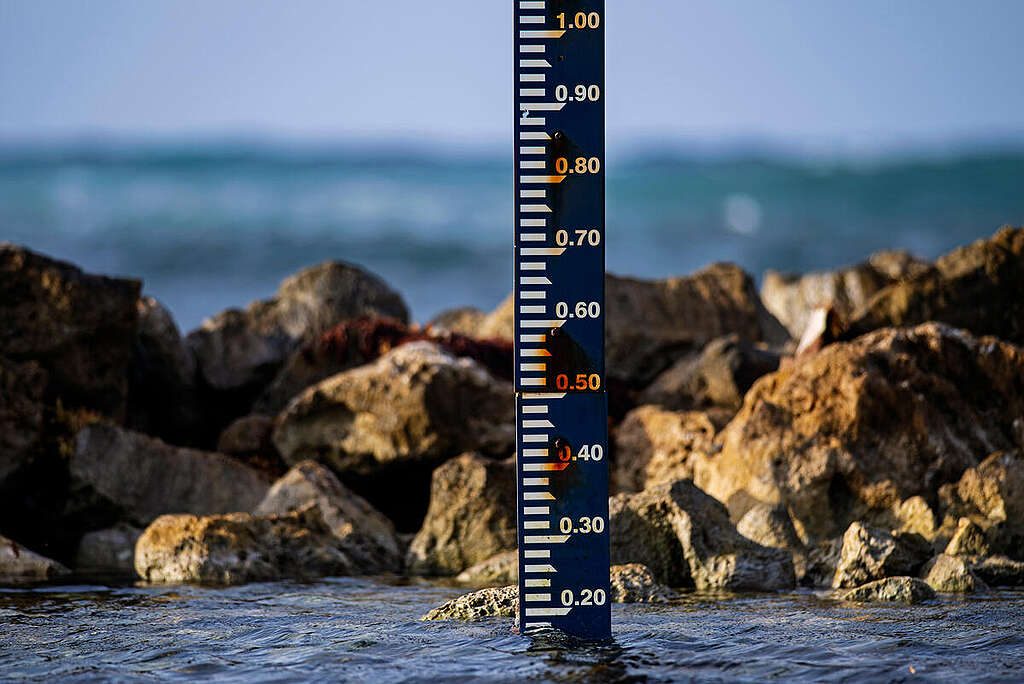 Water meter indicating sea level. © Marten van Dijl / Greenpeace Water meter indicating sea level. © Marten van Dijl / Greenpeace