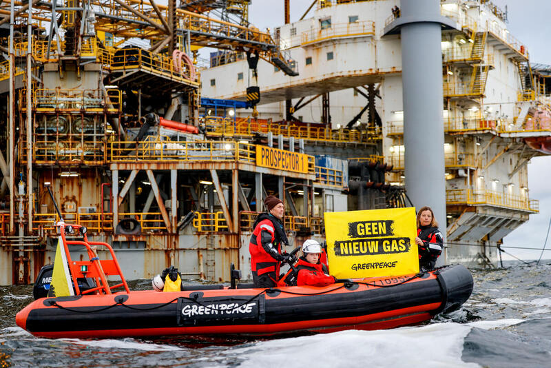 Greenpeace activists are protesting about 20 kilometers northwest of the island of Borkum against the climate-damaging extraction of fossil gas. The activists from Germany and the Netherlands are circling the gas drilling platform (Jackup rig) "Prospector 1" in rubber boats. Some of them have climbed onto the platform and have attached themselves to the legs. Flags and banners read "Gas zerstört!" (Gas destroys!) and "No New Gas". The Dutch energy company One Dyas wants to exploit the N-05A natural gas field at this location. A Dutch court had initially stopped the drilling project for over a year. Since May 31, 2024, a new drilling permit has been in place. The intended location for the platform is 500 meters behind the German border on Dutch territory between the islands of Schiermonnikoog and Borkum. In the immediate vicinity is the UNESCO World Heritage Wadden Sea. Near the drilling site and along the cable route intended for its power supply, there are unique, protected stone reefs that Greenpeace first scientifically documented in 2023. Greenpeace-Aktivist:innen protestieren rund 20 Kilometer nordwestlich der Insel Borkum gegen die klimaschädliche Förderung von fossilem Erdgas. Die Klimaschützer:innen aus Deutschland und den Niederlanden umrunden die Gasbohrplattform "Prospektor 1" in Schlauchbooten. Einige von ihnen sind auf die Plattform geklettert und haben sich an den Standbeinen festgemacht. Auf Flaggen und Bannern steht "Gas zerstört!" und "No New Gas". Der niederländische Energiekonzern One Dyas will an dieser Stelle das Erdgasfeld N-05A ausbeuten. Ein niederländisches Gericht hatte das Bohrvorhaben zunächst über ein Jahr lang gestoppt. Seit dem 31.05.2024 liegt nun eine neue Bohrgenehmigung vor. Der vorgesehene Standort für die Plattform befindet sich 500 Meter hinter der deutschen Grenze auf niederländischem Gebiet zwischen den Inseln Schiermonnikoog und Borkum. In unmittelbarer Nähe liegt das UNESCO-Weltnaturerbe Wattenmeer. Nahe der Bo