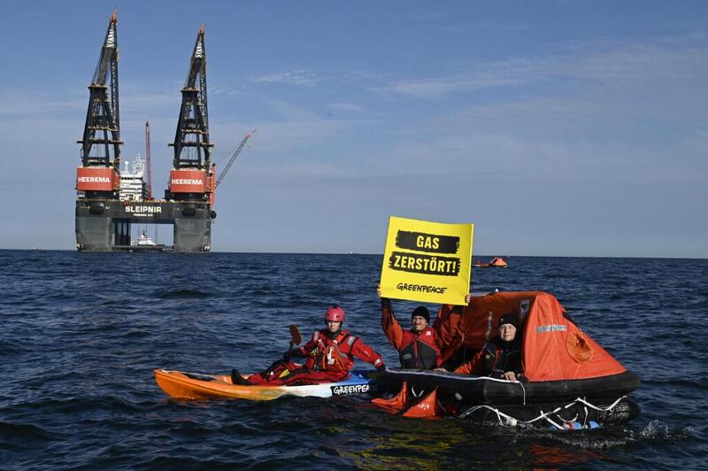 Greenpeace activists are protesting against the climate-damaging extraction of fossil natural gas around 20 kilometers northwest of the North Sea island of Borkum after the authorities in Lower Saxony approved the planned drilling here. The climate activists from Germany and the Netherlands have anchored three floating islands at the destination of the production platform, which is expected to arrive. Other activists are demonstrating in rubber dinghies and kayaks for the protection of the Wadden Sea, their flags and banners bearing the slogans “Gas destroyed!” and “No New Gas”. Gegen die klimaschädliche Förderung von fossilem Erdgas protestieren Greenpeace-Aktivist:innen rund 20 Kilometer nordwestlich der Nordseeinsel Borkum, nachdem Niedersächsische Behörden die hier geplanten Bohrungen genehmigt haben. Die Klimaschützer:innen aus Deutschland und den Niederlanden haben drei Schwimminseln am Zielort der Förderplattform verankert, deren Ankunft erwartet wird. Weitere Aktivist:innen demonstrieren in Schlauchbooten und Kajaks für den Schutz des Wattenmeers, ihre Fahnen und Banner tragen die Schriftzüge “Gas zerstört!” und “No New Gas”.