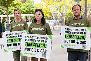 Free Speech Message Delivered to Energy Transfer in Dallas. © Laura Buckman / Greenpeace