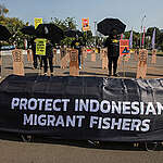 The Indonesian Migrant Workers Union (SBMI) together with Greenpeace Indonesia conducted a peaceful action in front of Presidential Palace in Jakarta, to encourage the President to immediately ratify the Government Regulation draft on the Protection of Indonesian migrant fishers.
According to the SBMI-Greenpeace Investigation Report Paper regarding data during 2015-2020, there were at least 11 Indonesian crew members who were victims of forced labor and even died on foreign ships. It is not uncommon for their bodies to be thrown into the high seas.