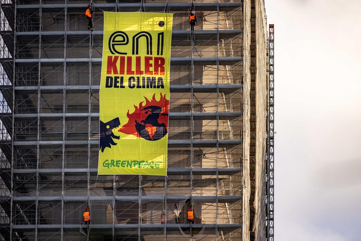 Climate Action at Eni Headquarter in Rome. © Greenpeace / Lorenzo Moscia