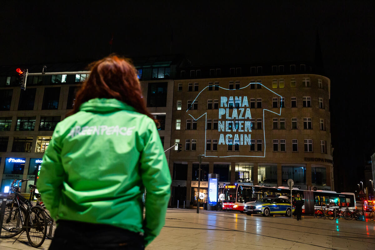 Rana Plaza - Never Again - Projection in Hamburg. © Lucas Wahl / Greenpeace Rana Plaza - Never Again - Projection in Hamburg. © Lucas Wahl / Greenpeace