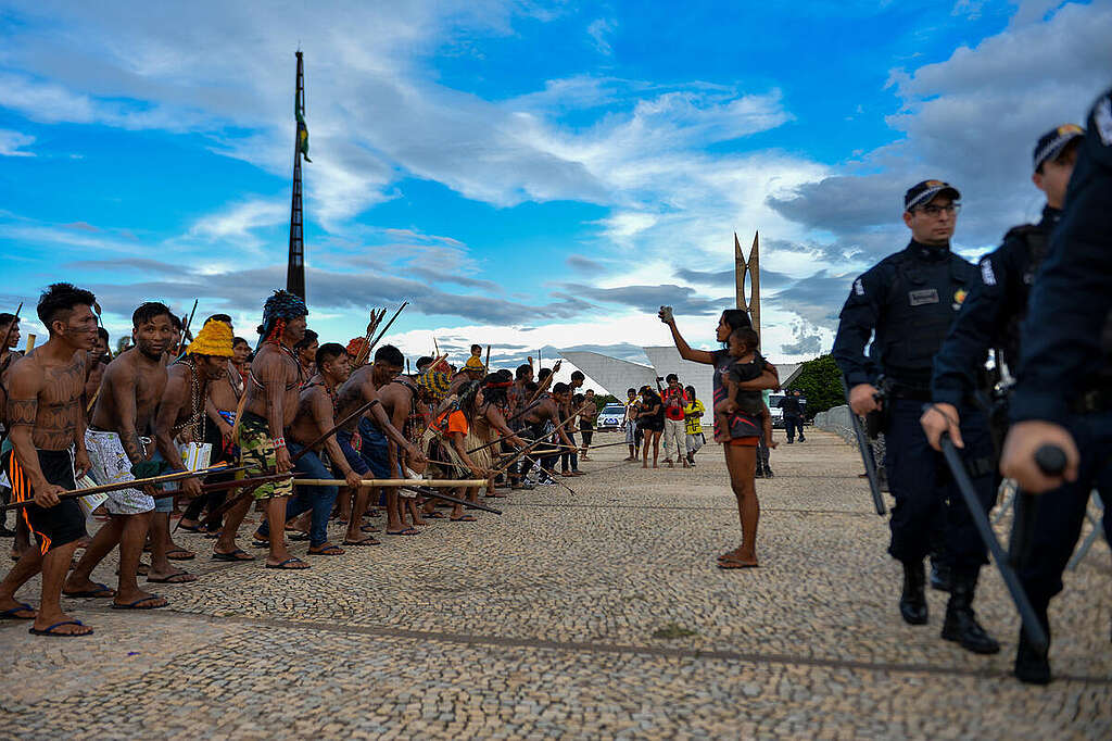 Indigenous People Meet with Minister Gilmar Mendes against the Marco Temporal Law in Brasilía. © Ale Bastos / Greenpeace Indigenous People Meet with Minister Gilmar Mendes against the Marco Temporal Law in Brasilía. © Ale Bastos / Greenpeace
