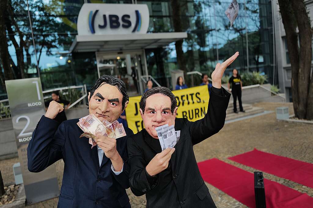 Greenpeace Brazil’s activists have taken action against JBS, the world’s biggest meat company, disrupting their annual shareholder meeting at the company’s headquarters in Sao Paulo. They are protesting the company’s role in environmental destruction and climate breakdown, including deforestation in the Amazon. © Greenpeace