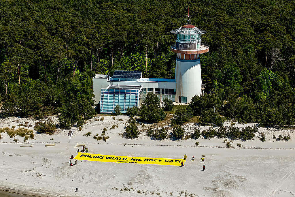 Greenpeace activists at the seaside residence of the Polish president appeal to both presidential candidates to support the development of renewable energy, not dependence on fossil gas imports. © Greenpeace Greenpeace activists at the seaside residence of the Polish president appeal to both presidential candidates to support the development of renewable energy, not dependence on fossil gas imports. © Greenpeace