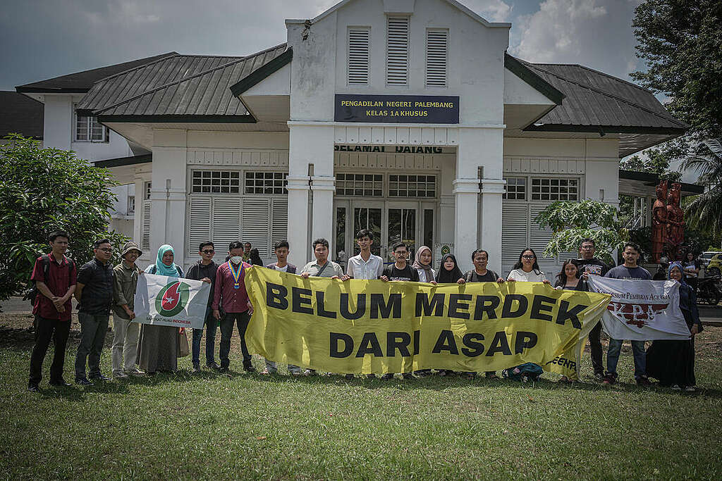 Activists protest with signs outside the Palembang District Court on May 8 , 2025. During the haze lawsuit trial, two expert witnesses gave their statements at the examination session. They provided information on the impact of the haze, which is suspected to have originated from forest and peatland fires in the concession areas of PT Bumi Mekar Hijau, PT Bumi Andalas Permai, and PT Sebangun Bumi Andalas (SBA) Wood Industries-three timber companies controlled by Asia Pulp and Paper (Sinar Mas Group). © Abriansyah Liberto / Greenpeace Activists protest with signs outside the Palembang District Court on May 8 , 2025. During the haze lawsuit trial, two expert witnesses gave their statements at the examination session. They provided information on the impact of the haze, which is suspected to have originated from forest and peatland fires in the concession areas of PT Bumi Mekar Hijau, PT Bumi Andalas Permai, and PT Sebangun Bumi Andalas (SBA) Wood Industries-three timber companies controlled by Asia Pulp and Paper (Sinar Mas Group). © Abriansyah Liberto / Greenpeace