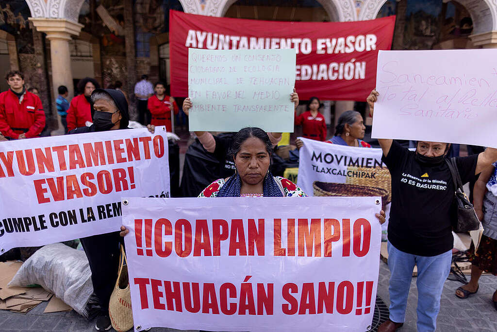 Greenpeace activists and residents of Santa María Coapan placed garbage bags in front of the Municipal Palace of Tehuacán as a protest to illustrate the waste overflowing from the toxic landfill located in their community in the municipality of Tehuacán, Puebla. Greenpeace activists and residents of Santa María Coapan placed garbage bags in front of the Municipal Palace of Tehuacán as a protest to illustrate the waste overflowing from the toxic landfill located in their community in the municipality of Tehuacán, Puebla.