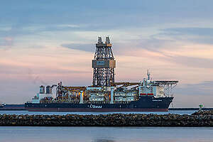 Hidden Gem Drill Ship in Long Beach. © David McNew / Greenpeace