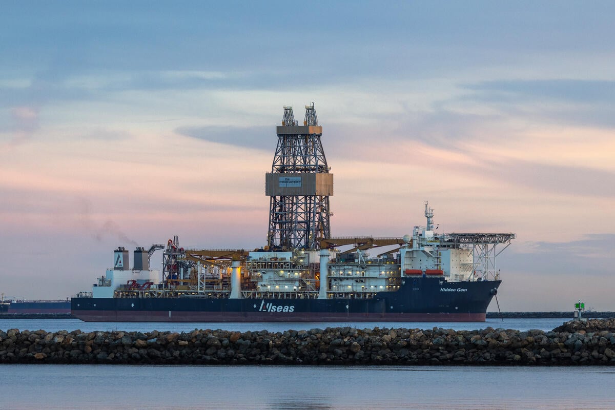 Hidden Gem Drill Ship in Long Beach. © David McNew / Greenpeace
