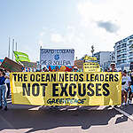 Nearly a thousand people took part in the Blue March on the Promenade des Anglais on Saturday 7 June 2025, on the eve of the opening of the United Nations Ocean Conference. A mosaic of nationalities and demands carrying ‘the voice of the people’.
