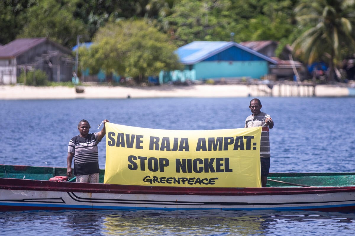 Photo Opp in Manyaifun and Batang Pele Island. © Nita Dian Afianti / Greenpeace Photo Opp in Manyaifun and Batang Pele Island. © Nita Dian Afianti / Greenpeace