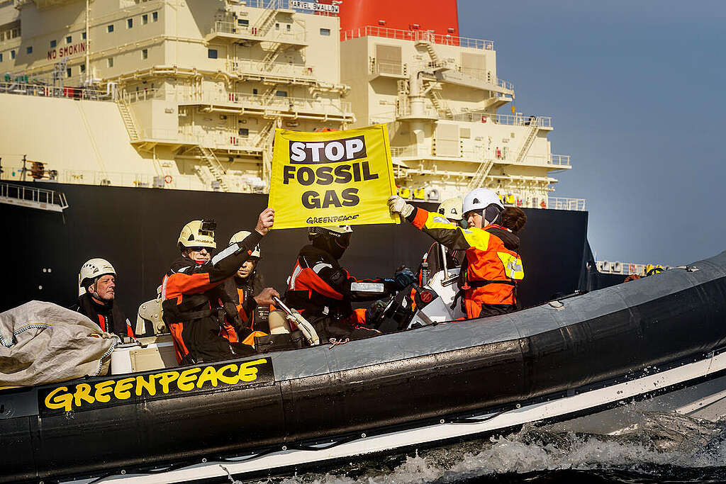 European Activists Protest Arrival of LNG Fossil Gas Tankers in the North Sea. © Eric De Mildt / Greenpeace European Activists Protest Arrival of LNG Fossil Gas Tankers in the North Sea. © Eric De Mildt / Greenpeace