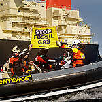 On board the Greenpeace ship the Arctic Sunrise and in two inflatable boats, activists from Greenpeace Belgium confronted two LNG tankers carrying gas from the US and Russia respectively, and arriving in Belgium, in protest of Europe’s continued dependence on fossil gas imports. They unfurled banners featuring Trump and Putin, and reading “Their gas, your cash” to denounce how Europe’s reliance on fossil gas fuels geopolitical instability, while leaving households exposed to skyrocketing energy costs.