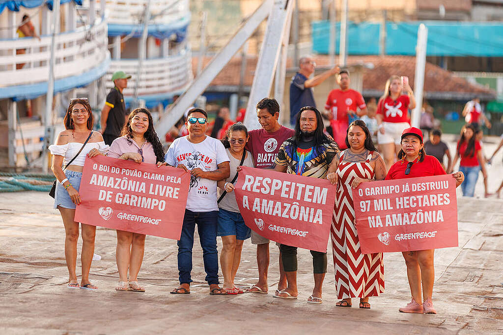 Actions during the Parintins Festival Boat Crossings in Brazil. © Tadeu Rocha / Greenpeace Actions during the Parintins Festival Boat Crossings in Brazil. © Tadeu Rocha / Greenpeace