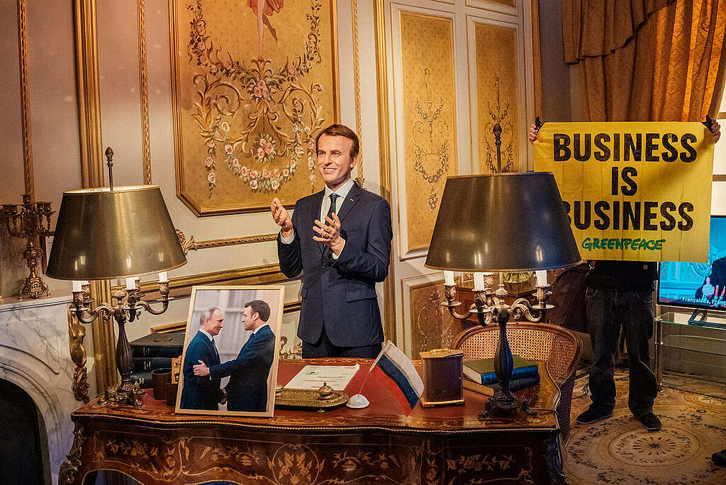Greenpeace unfurled a 'Business is business' banner, and placed a photo of Emmanuel Macron with Vladimir Putin on Emmanuel's desk, to denounce France's double talk on Ukraine and the lack of political coherence in Emmanuel Macron's actions. © Basile Barjon / Greenpeace Greenpeace unfurled a 'Business is business' banner, and placed a photo of Emmanuel Macron with Vladimir Putin on Emmanuel's desk, to denounce France's double talk on Ukraine and the lack of political coherence in Emmanuel Macron's actions. © Basile Barjon / Greenpeace