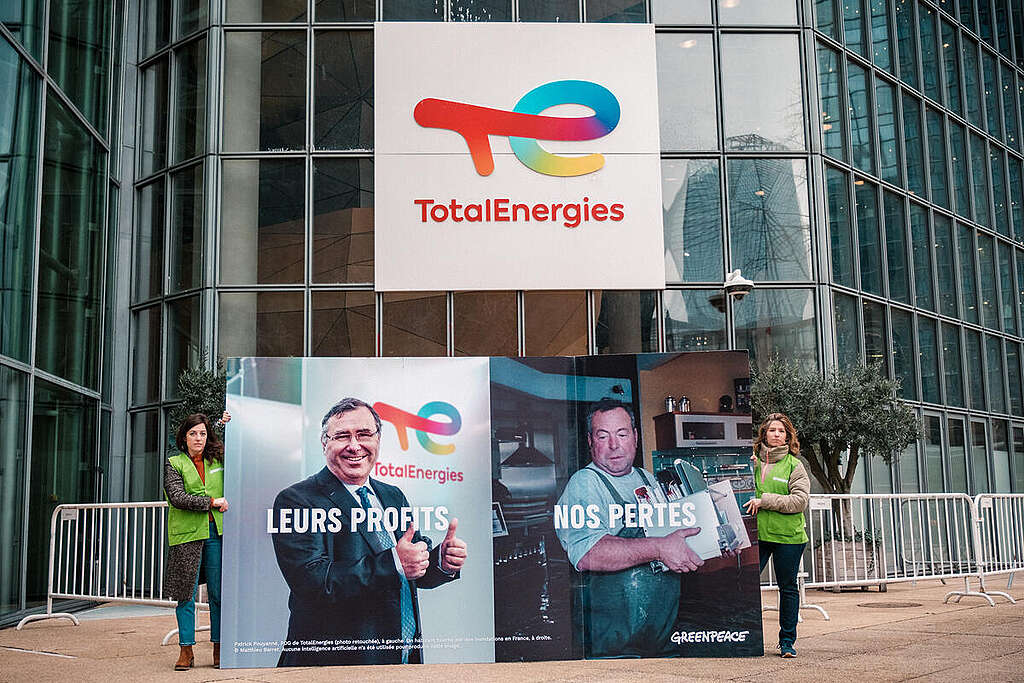Giant Billboard Action at TotalEnergies' HQ in Paris - La Défense. © Basile Barjon / Greenpeace Giant Billboard Action at TotalEnergies' HQ in Paris - La Défense. © Basile Barjon / Greenpeace