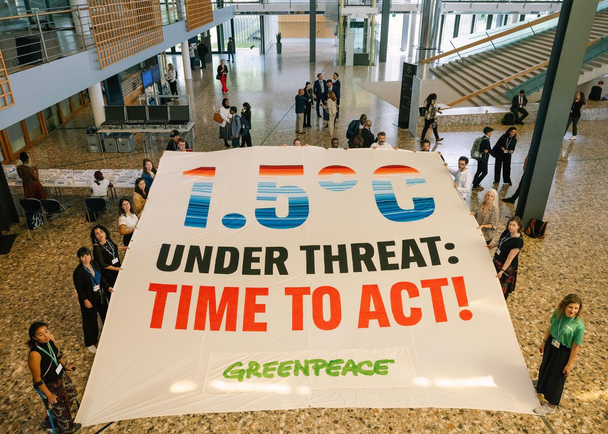 Overhead View of Greenpeace Unveiling 1.5 Banner inside Bonn Climate Conference. © Marie Jacquemin / Greenpeace