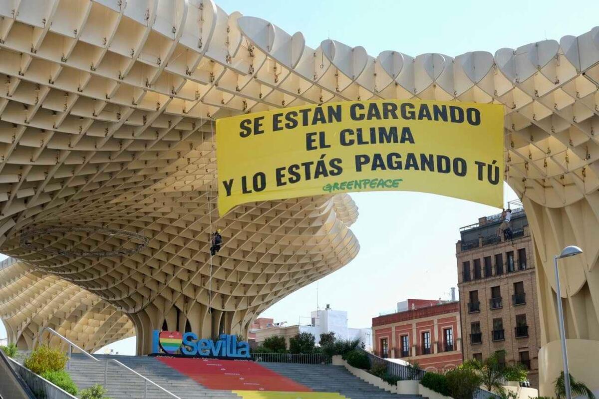 Greenpeace activists cover Setas de Sevilla to call for climate action