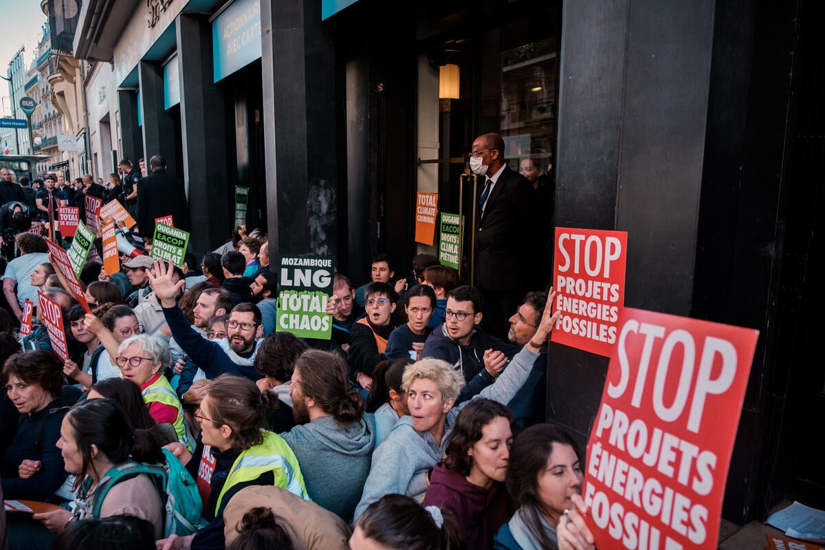 Climate Activists Stop TotalEnergies' AGM in Paris. © Basile Barjon / Greenpeace Climate Activists Stop TotalEnergies' AGM in Paris. © Basile Barjon / Greenpeace
