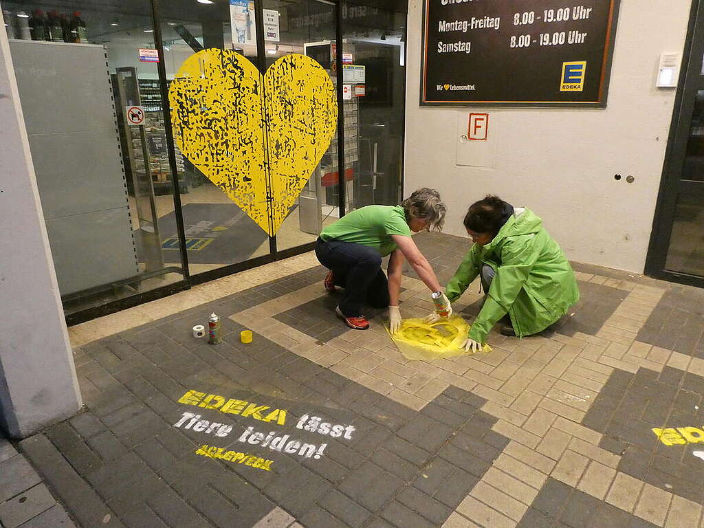 Protest against Animal Suffering at Edeka in Germany. © Anonymous / Greenpeace Protest against Animal Suffering at Edeka in Germany. © Anonymous / Greenpeace