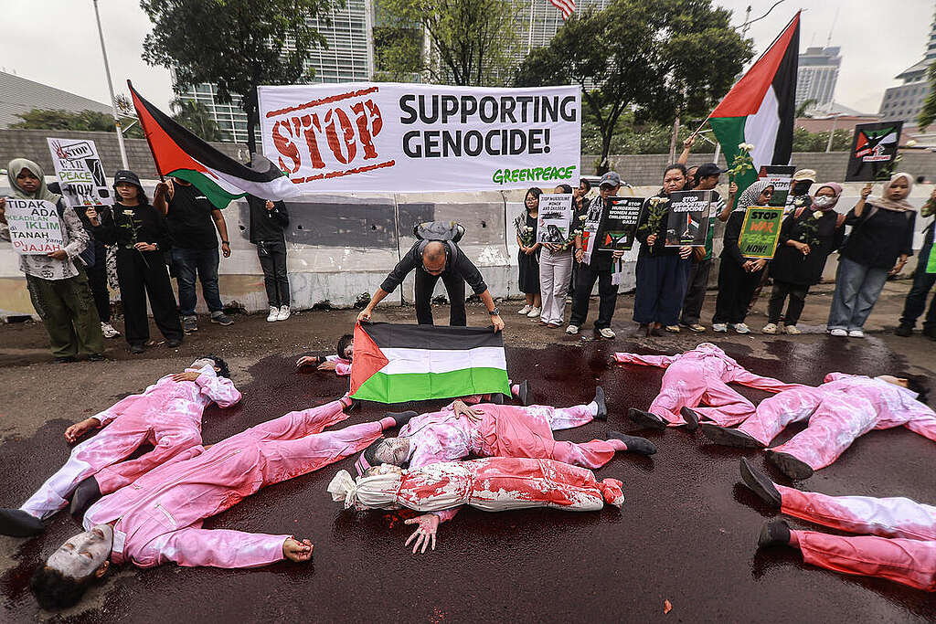 Peaceful Protest to “Stop Genocide, Peace Now” in front of the United States Embassy in Jakarta. © Dhemas Reviyanto / Greenpeace Peaceful Protest to “Stop Genocide, Peace Now” in front of the United States Embassy in Jakarta. © Dhemas Reviyanto / Greenpeace