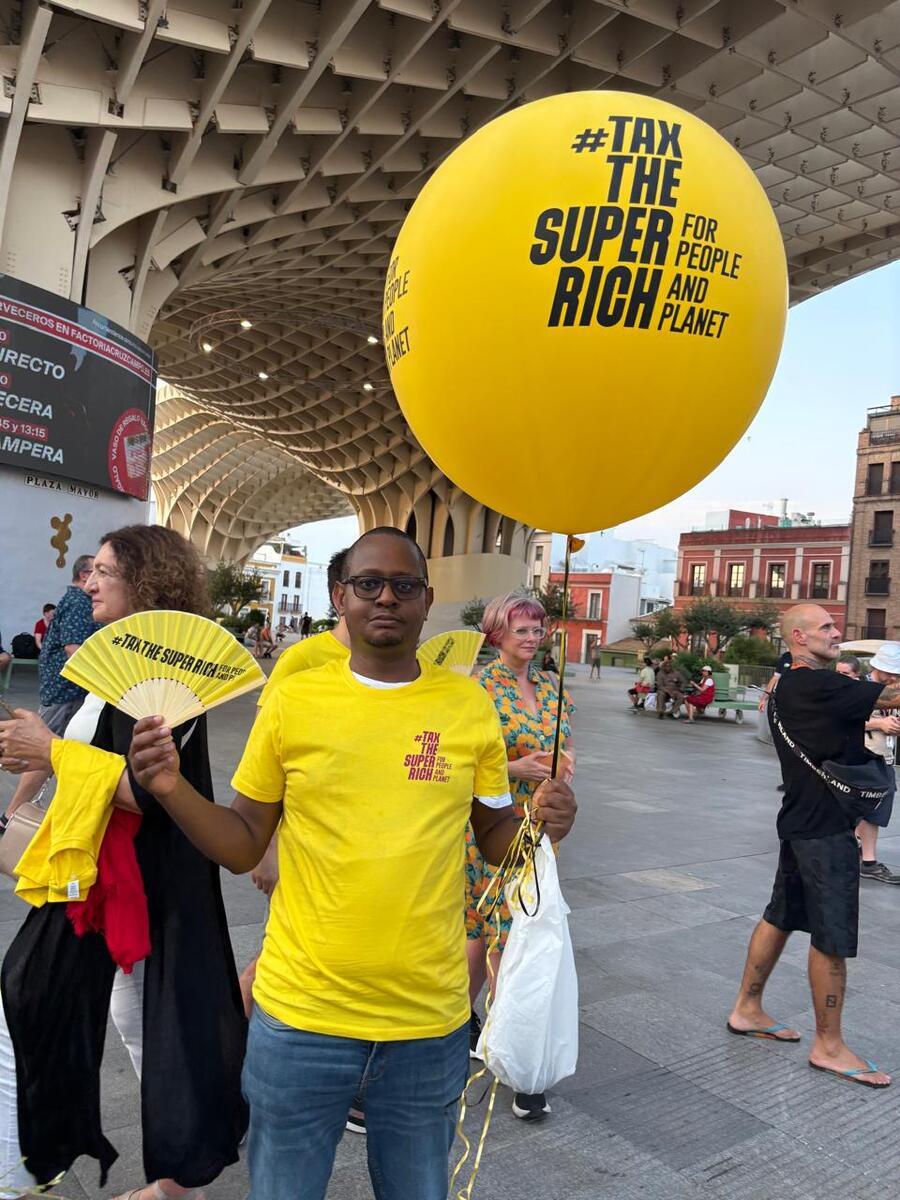 Action at Las Setas ahead of the UN FfD4 Conference in Seville. © Pedro Armestre / Greenpeace Action at Las Setas ahead of the UN FfD4 Conference in Seville. © Pedro Armestre / Greenpeace
