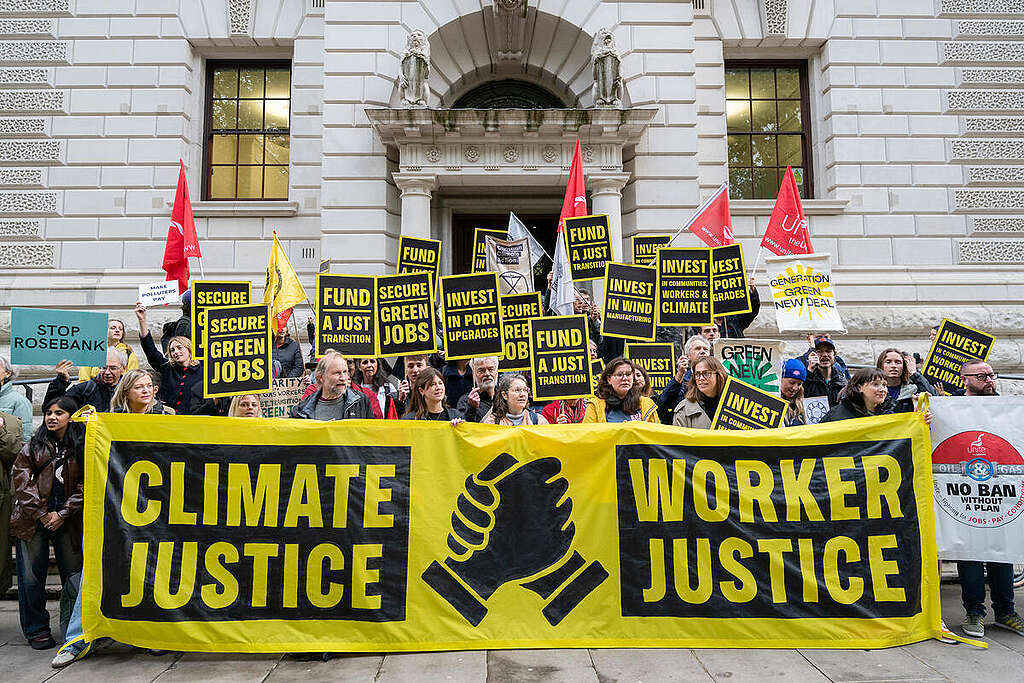 Unions and Green Groups Rally at Treasury in London. © David Mirzoeff / Greenpeace Unions and Green Groups Rally at Treasury in London. © David Mirzoeff / Greenpeace