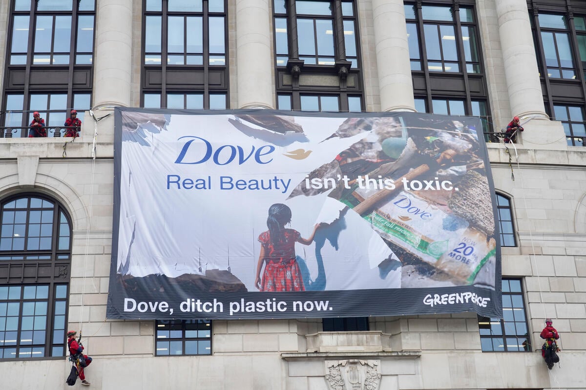 Activists Shut Down Unilever HQ in Plastic Pollution Protest in London. © Kristian Buus / Greenpeace Activists Shut Down Unilever HQ in Plastic Pollution Protest in London. © Kristian Buus / Greenpeace
