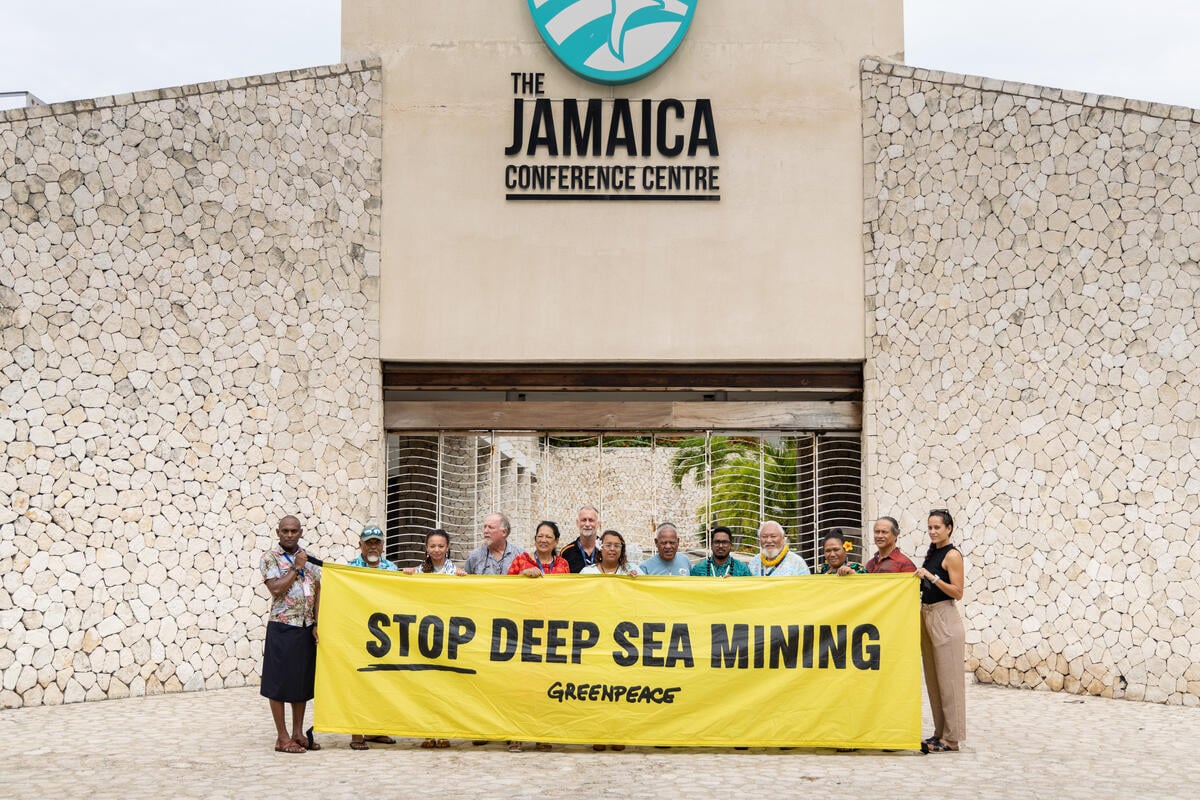 Pacific Leaders Hold Banner outside ISA Conference Centre in Kingston, Jamaica. © Greenpeace / Gladstone Taylor