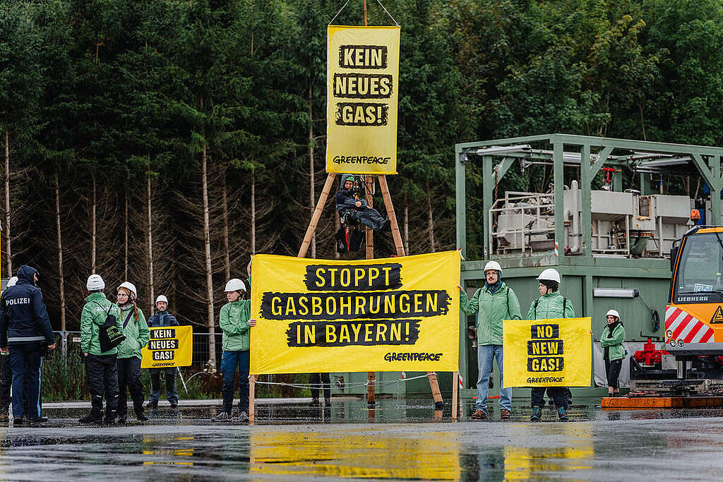 In Reichling, Upper Bavaria, Greenpeace activists are protesting against the planned gas drilling there. They have attached a 2.50-metre-long banner with the slogan 'No new gas!' to a five-metre-high bamboo structure at the drilling site. The activists are calling on the company responsible, Genexco Gas, to stop the gas drilling planned for this month. They are also calling on the Bavarian Minister of Economic Affairs, Hubert Aiwanger (Frei Wähler), not to approve any further gas drilling. © Tino Boecher / Greenpeace