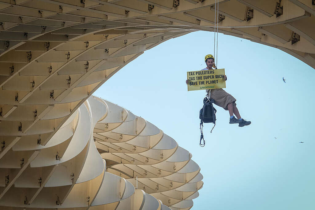 Action at Las Setas ahead of the UN FfD4 Conference in Seville. © Pedro Armestre / Greenpeace Action at Las Setas ahead of the UN FfD4 Conference in Seville. © Pedro Armestre / Greenpeace