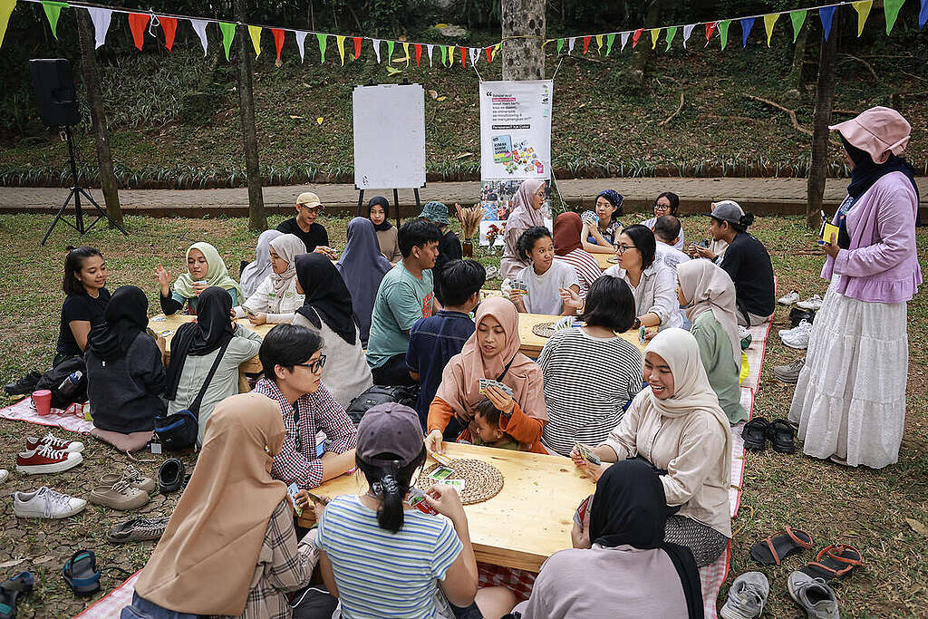 An inspiring initiative introducing reuse protocols in public spaces. From package-free meals to creative zero-waste workshops, this event became a hub for learning and community gathering—uniting people who envision a city free from plastic pollution. The event aimed to promote efforts to end plastic pollution by reducing single-use plastic production, promoting reuse solutions, and improving waste management using a waste hierarchy approach. © Dhemas Reviyanto / Greenpeace