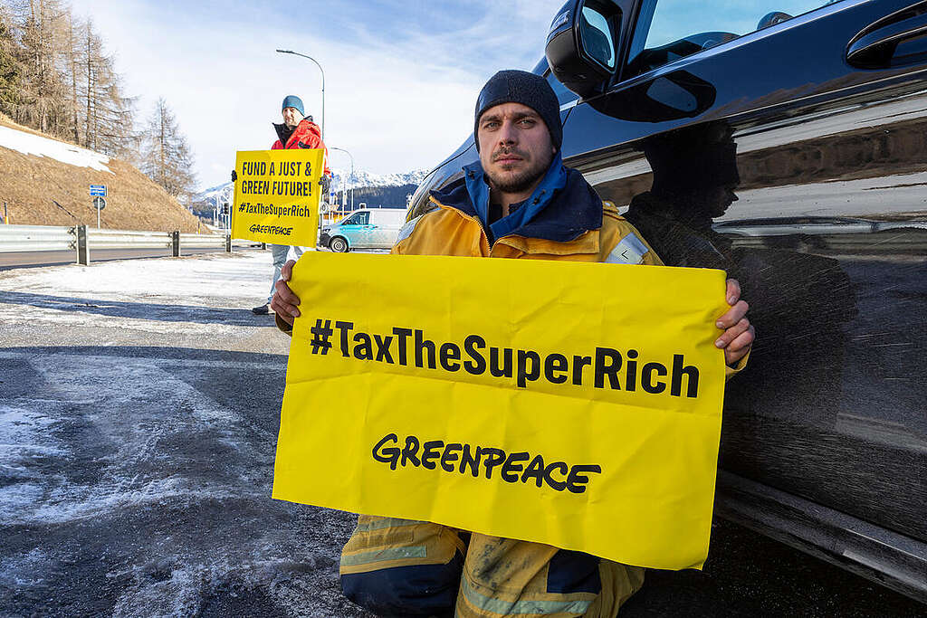 Activists Block Heliport Lago ahead of WEF, Davos. © Miriam Künzli / Greenpeace Activists Block Heliport Lago ahead of WEF, Davos. © Miriam Künzli / Greenpeace
