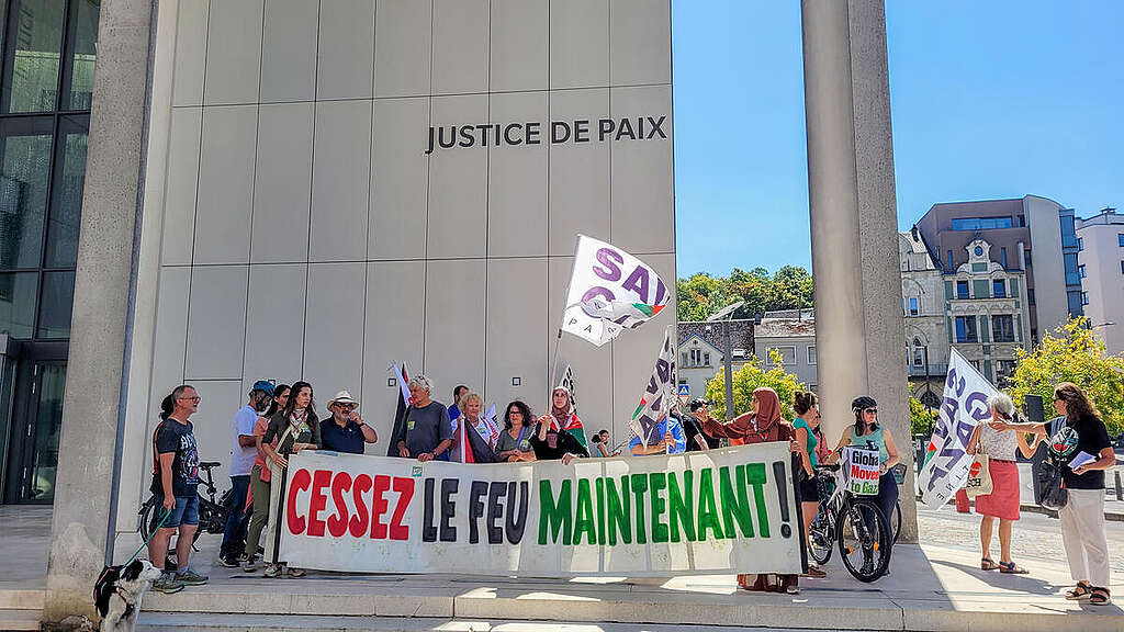 Activists including Greenpeace Luxembourg volunteers, gathered in Esch-Alzette for a small protest and speeches highlighting the ongoing genocide in Gaza. From there, around 15 of them set off by bike to Luxembourg City, using the journey as a form of mobile protest and solidarity. Upon arrival, they joined around 100 more demonstrators for the weekly protest in the capital. © Lara D''Antonio / Greenpeace